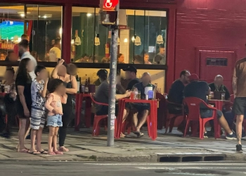 Desafiando a Natureza: Moradores de Porto Alegre Ignoram Alertas de Alagamento em Confraternização com Cerveja
