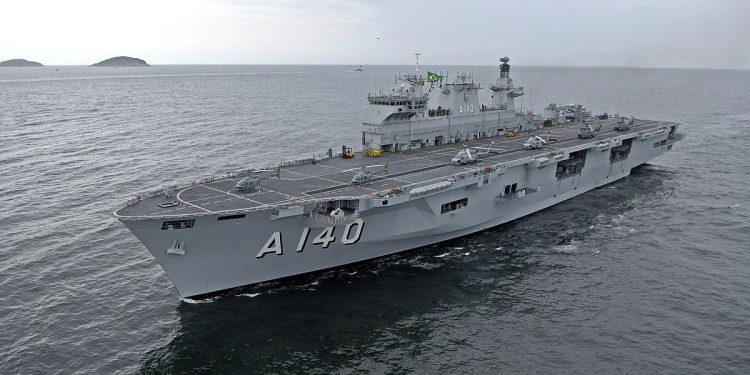 Maior Navio da Marinha Brasileira é Enviado ao Rio Grande do Sul para Auxílio em Catástrofe