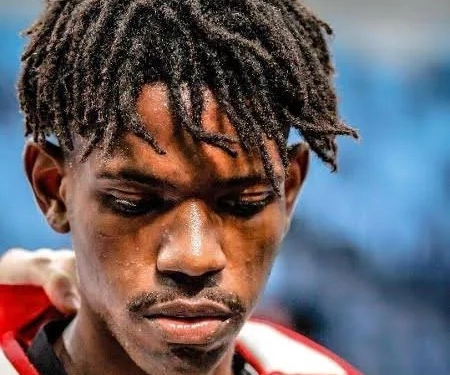 Lutador brasileiro denuncia agressão por estar abraçado com uma mulher branca