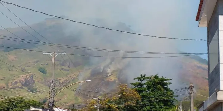 Incêndio de Grandes Proporções Ameaça mata em Campo Grande