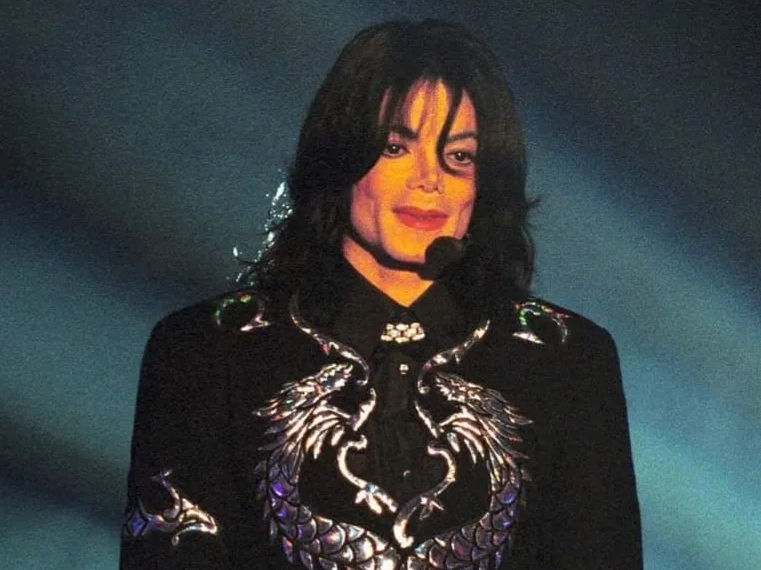 Michael Jackson não morreu!! Está no Rio