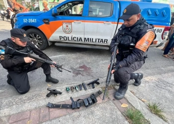 ( Imagens Fortes) Bandidos são mortos em confronto com a policia na avenida Brasil