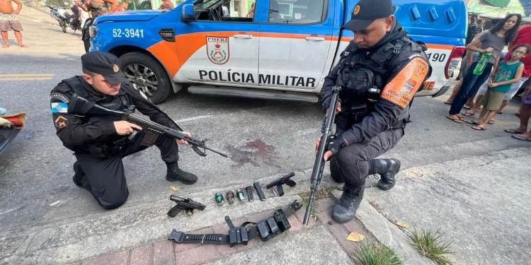( Imagens Fortes) Bandidos são mortos em confronto com a policia na avenida Brasil