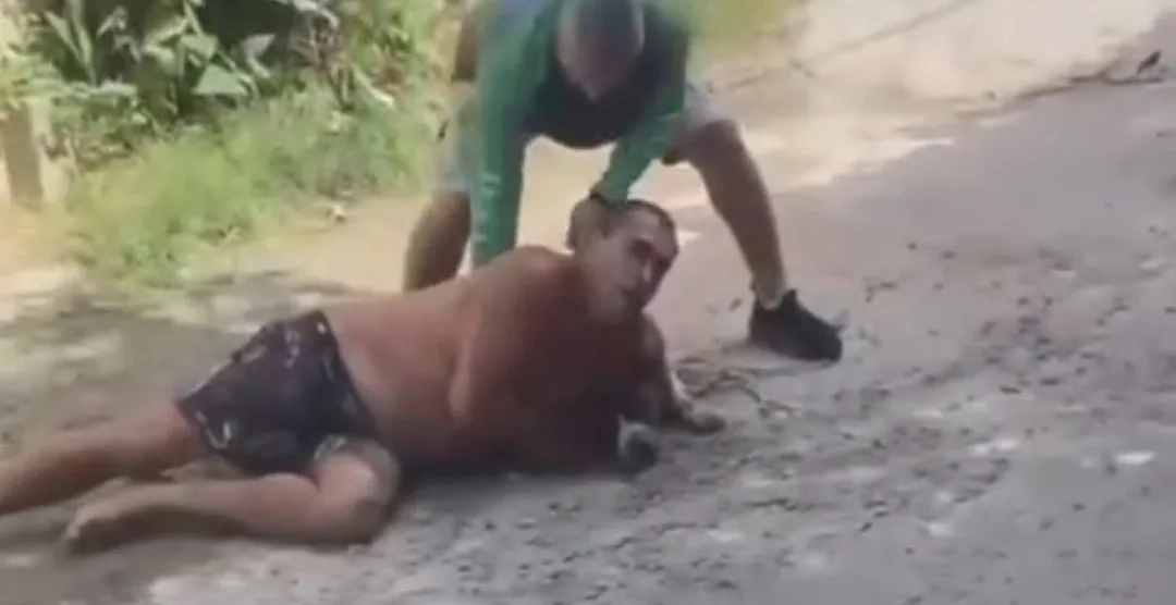 ( Video) Homem Corajoso Imobiliza Pitbull Furioso e vira heroi no Rio