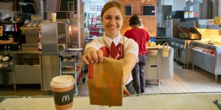 McDonald’s está ´precisando de  atendente, jovem aprendiz, organizar o restaurante – 1.530,12 – com e sem experiência