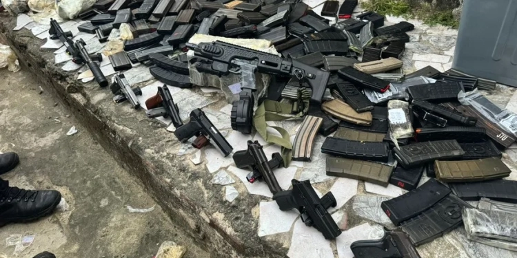 Polícia Militar Apreende Arsenal na Zona Oeste do Rio: 60 Granadas e Mais de 400 Carregadores Encontrados