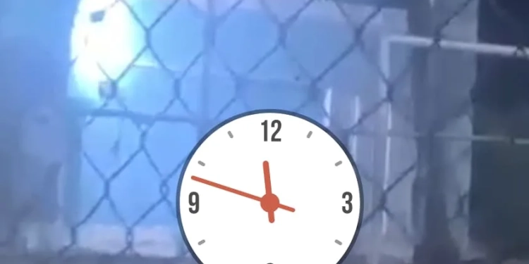 ( Video) casal fazendo sexo em praça choca moradores em Inhoaíba