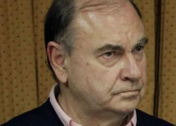 Que cagada!! Ex prefeito César Maia aparece cagando em reunião on line