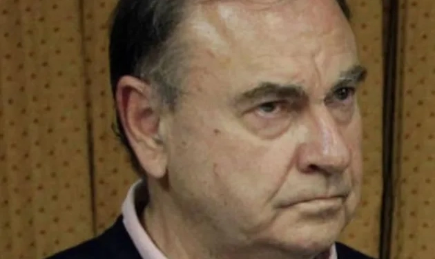 Que cagada!! Ex prefeito César Maia aparece cagando em reunião on line