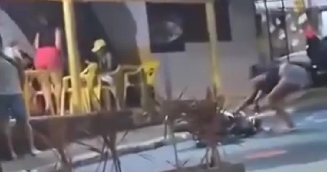 ( Vídeo) Mulher Destrói Moto do Namorado em Pedra de Guaratiba após Descobrir Traição