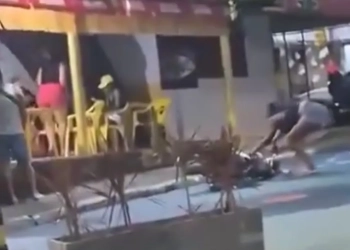 ( Vídeo) Mulher Destrói Moto do Namorado em Pedra de Guaratiba após Descobrir Traição