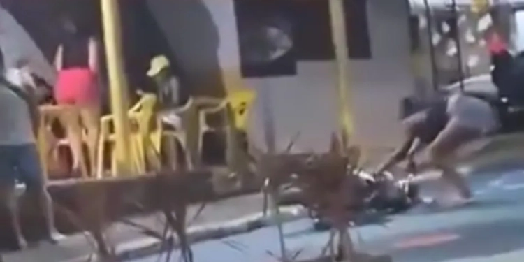 ( Vídeo) Mulher Destrói Moto do Namorado em Pedra de Guaratiba após Descobrir Traição