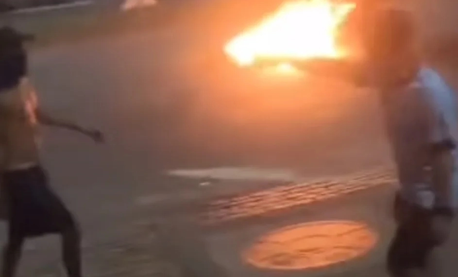 Poste mijou em cachorro, traficante carioca explsa moradores por desordem pública.