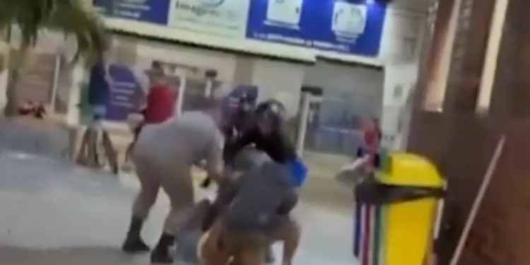 ( Video) Briga entre Atual e Ex-Mulher por causa de macho Interrompe Atendimento em  hospital no Rio