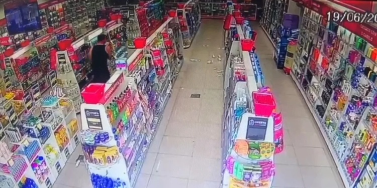 Policial reage assalto e mata assaltante na Zona Oeste