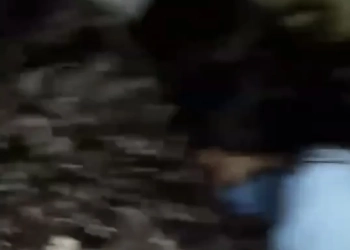 ( Video macabro) Meninas retiram cadáver de dentro do túmulo e fazem video zoando