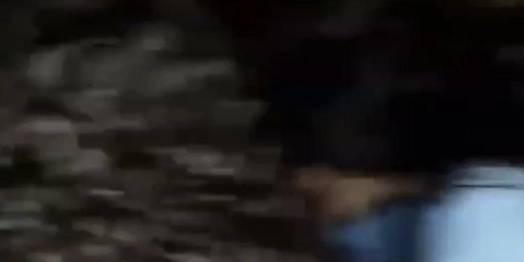 ( Video macabro) Meninas retiram cadáver de dentro do túmulo e fazem video zoando