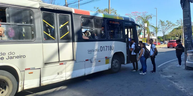 DENÚNCIA!! Motorista de ônibus agride passageiro em Campo Grande!!