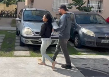 Mulher é presa por mandar matar vizinha a pauladas após briga por causa de cachorros