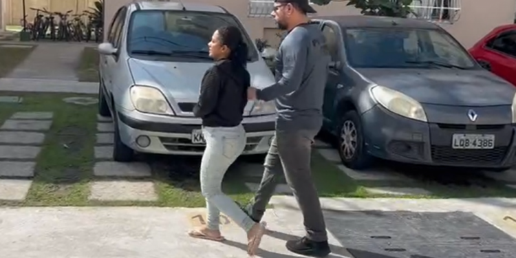 Mulher é presa por mandar matar vizinha a pauladas após briga por causa de cachorros