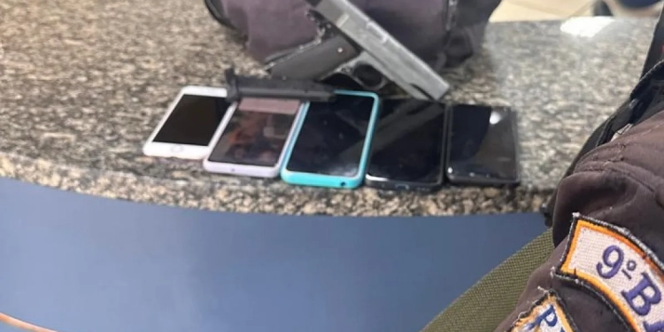 Suspeito de assalto a ônibus é agredido por passageiros e preso