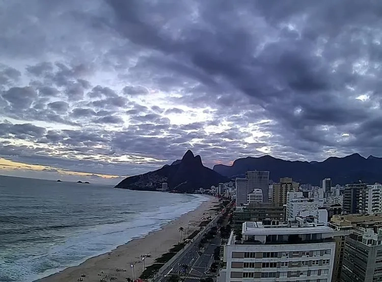 Previsão: Chuva Retorna na Terça e Temperaturas Permanecem Baixas no Rio