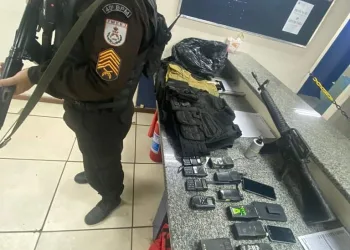 Operação Policial em Santíssimo Resulta em Apreensão de Armas e Prisão de Suspeitos