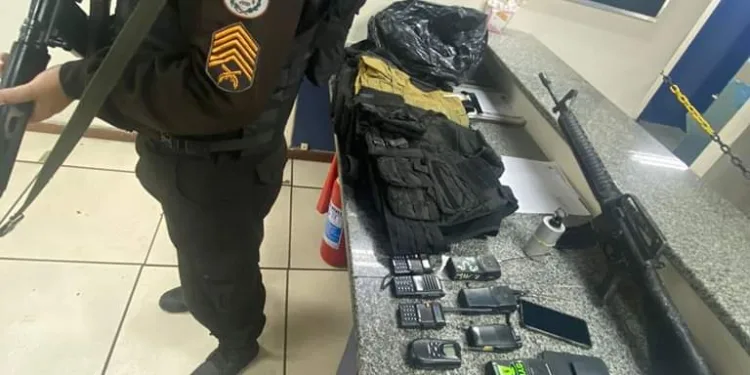 Operação Policial em Santíssimo Resulta em Apreensão de Armas e Prisão de Suspeitos