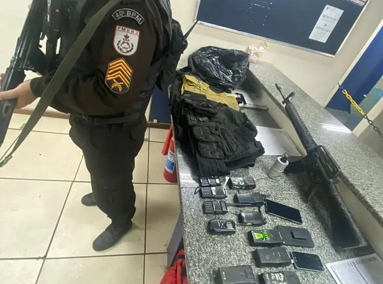 Operação Policial em Santíssimo Resulta em Apreensão de Armas e Prisão de Suspeitos