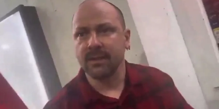 ( video) Pedófilo Vai se Encontrar com um Garoto de 13 Anos e o inesperado acontece…