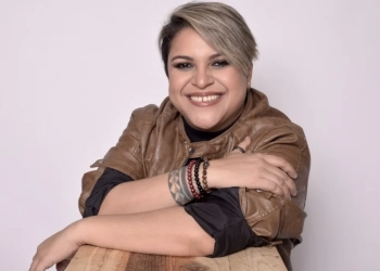 Cantora Aline Ramos se apresenta no palco do “West Musical”