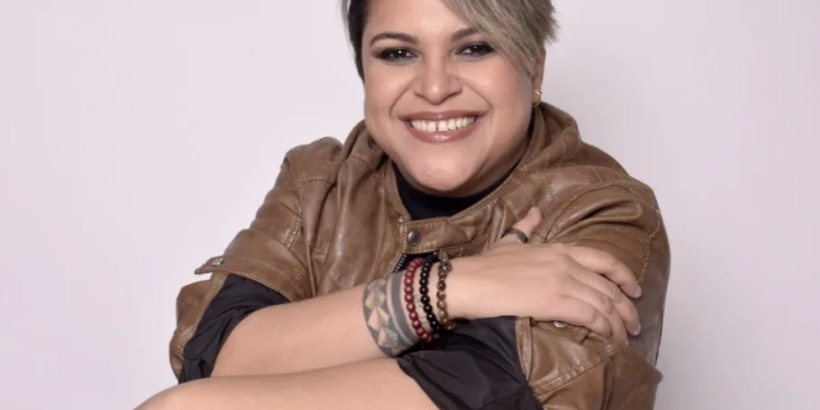 Cantora Aline Ramos se apresenta no palco do “West Musical”