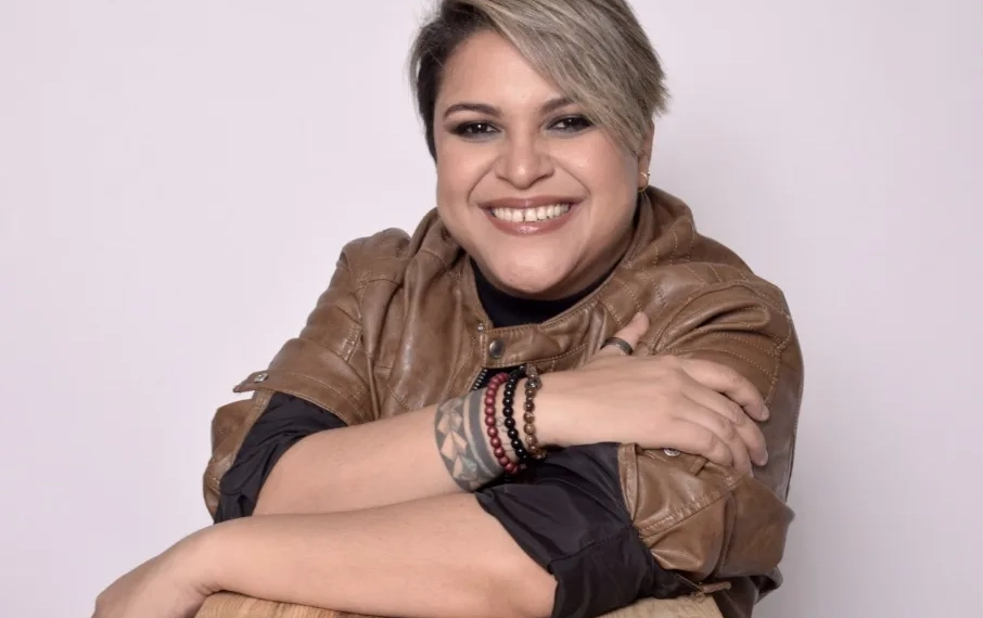 Cantora Aline Ramos se apresenta no palco do “West Musical”