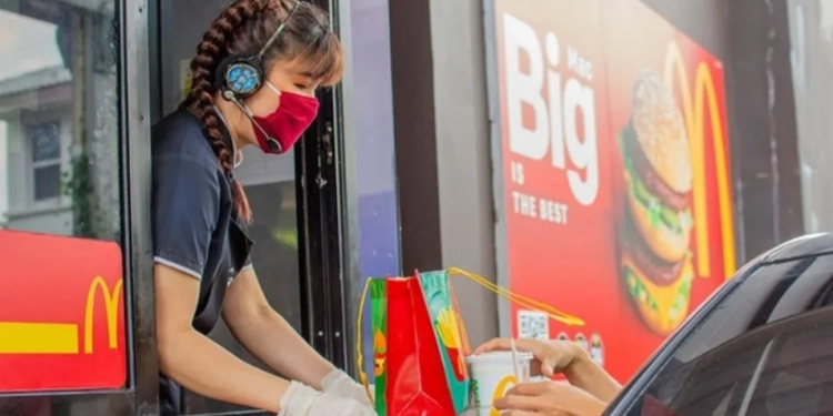 McDonalds está precisando de atendente, jovem aprendiz, auxiliar administrativo – R$ 1.448,10 – com e sem experiência