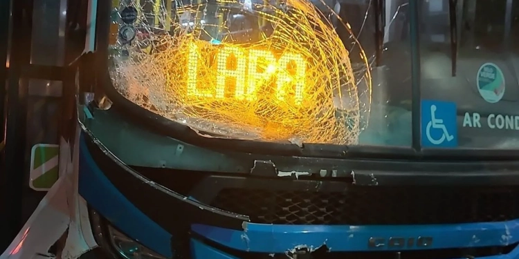 Motorista de Ônibus Detido Após Acidente e Deixa Nove Feridos