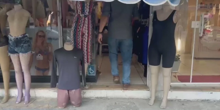 Mulher é presa por venda ilegal de roupas doadas pela Receita Federal