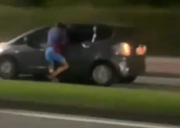 VIDEO: Homem é flagrado preso à janela de carro em movimento no Recreio dos Bandeirantes