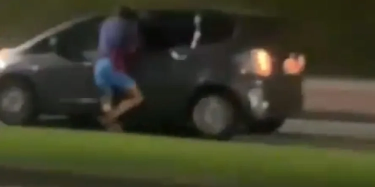 VIDEO: Homem é flagrado preso à janela de carro em movimento no Recreio dos Bandeirantes