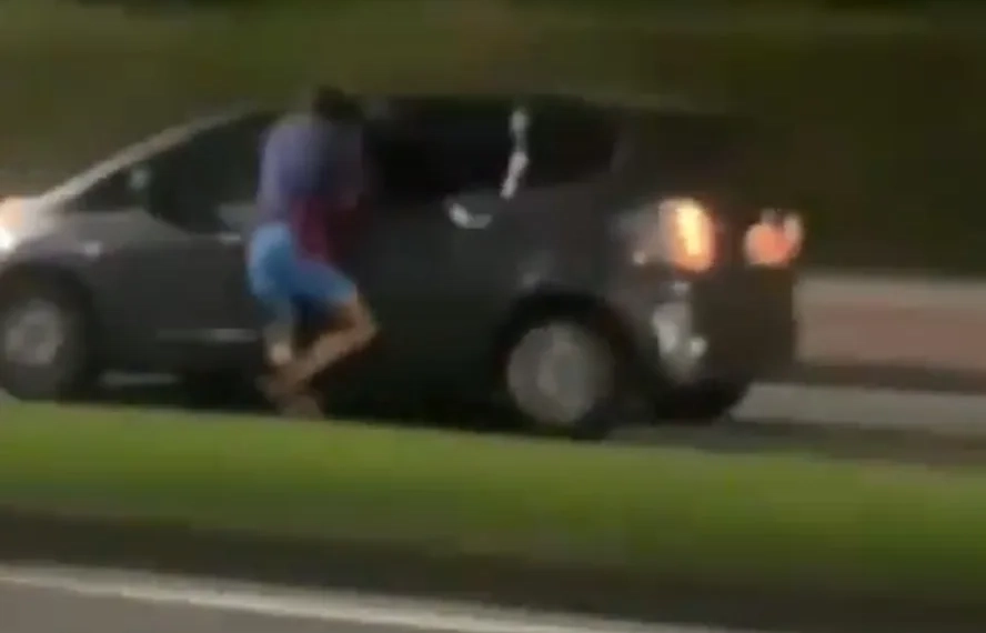 VIDEO: Homem é flagrado preso à janela de carro em movimento no Recreio dos Bandeirantes