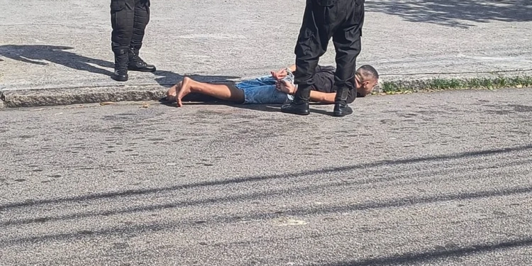 Mulher Morta e Filha Gravemente Ferida em Ataque a Facadas