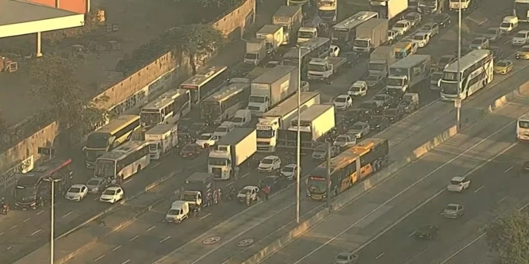 Operação da Polícia Militar no Complexo de Israel Paralisa Trânsito na Avenida Brasil e Afeta Circulação de Trens