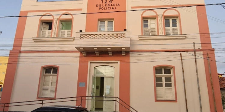 Mulher é Detida Após Confissão e Publicação em Redes Sociais Sobre Morte do Filho