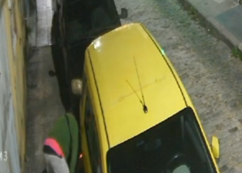 Vídeo Mostra Homem Incendiando Carro na Tijuca; Polícia Investiga o Caso