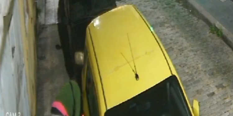 Vídeo Mostra Homem Incendiando Carro na Tijuca; Polícia Investiga o Caso