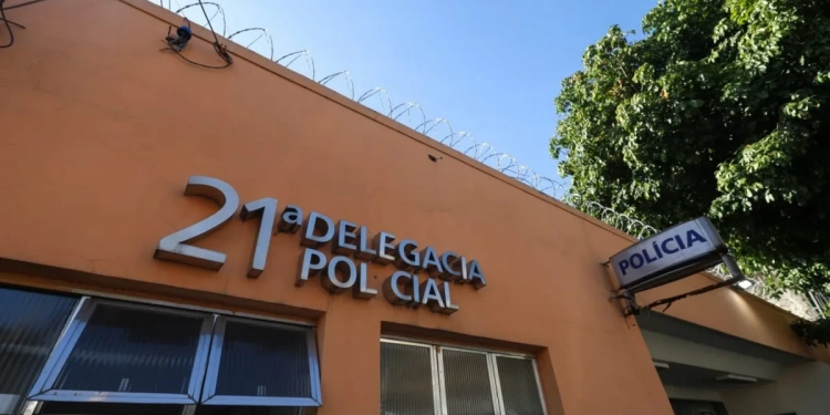 Van com passageiros é roubada na Linha Amarela, Mas PM Recupera Veículo