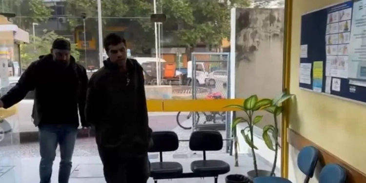 Homem é Detido por Agredir Avó com Alzheimer em Medida de Proteção