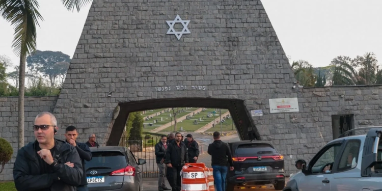 Silvio Santos é enterrado em cerimônia judaica em São Paulo