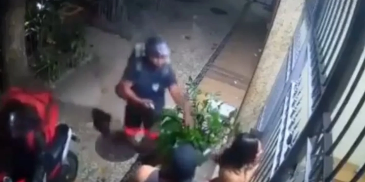 Assalto em Botafogo: Motociclistas Disfarçados de Entregadores Roubam Grupo e Exigem Desbloqueio de Celular
