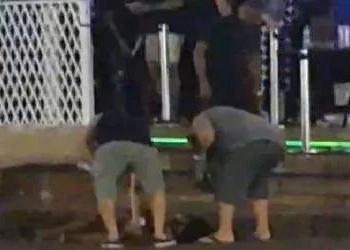Mulher fica desacordada após levar chute no rosto por segurança de boate; veja vídeo