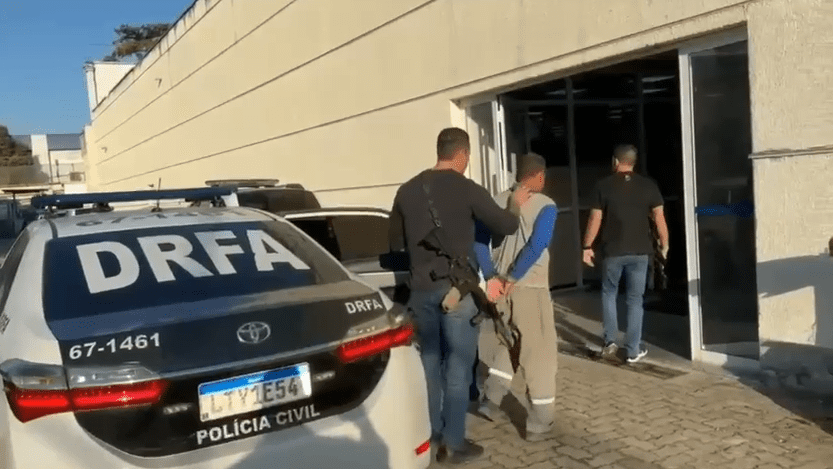 Indivíduo é detido em Queimados sob acusações de abuso sexual contra criança e violência doméstica.